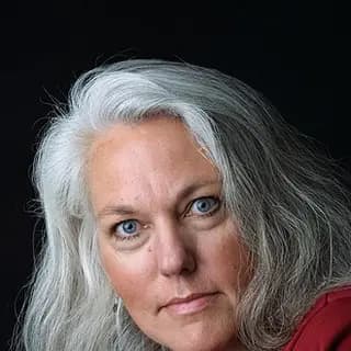 Portrait of Jacqui Banaszynski