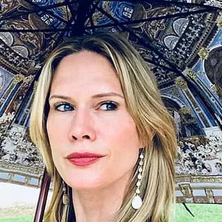 Stephanie March